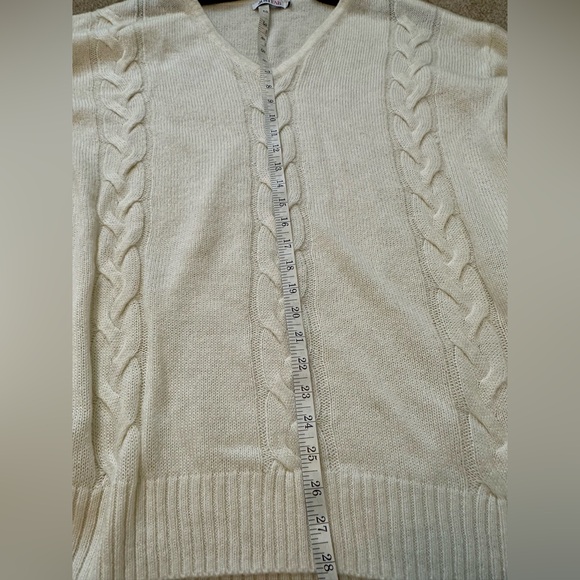 Cream coloured cable knit sweater - Picture 3 of 4
